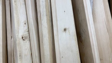 Ahşap türlerin, parmaklıkların, tahtaların, kontrplakların işlenmesi için atölye çalışması bir depoda yatıyor.