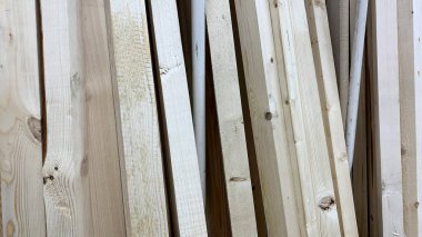 Ahşap türlerin, parmaklıkların, tahtaların, kontrplakların işlenmesi için atölye çalışması bir depoda yatıyor.