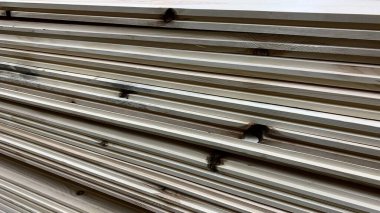 Ahşap türlerin, parmaklıkların, tahtaların, kontrplakların işlenmesi için atölye çalışması bir depoda yatıyor.