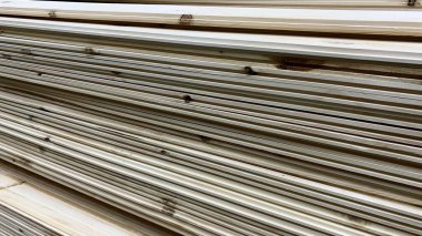 Ahşap türlerin, parmaklıkların, tahtaların, kontrplakların işlenmesi için atölye çalışması bir depoda yatıyor.