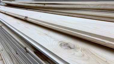 Ahşap türlerin, parmaklıkların, tahtaların, kontrplakların işlenmesi için atölye çalışması bir depoda yatıyor.