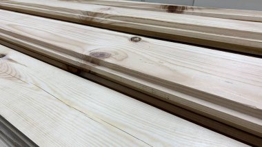 Ahşap türlerin, parmaklıkların, tahtaların, kontrplakların işlenmesi için atölye çalışması bir depoda yatıyor.