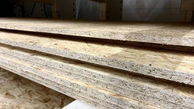 Ahşap türlerin, parmaklıkların, tahtaların, kontrplakların işlenmesi için atölye çalışması bir depoda yatıyor.