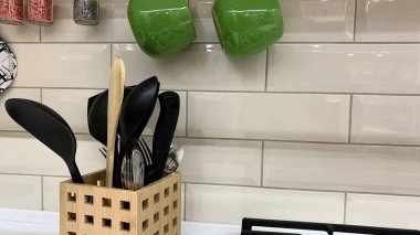 Yeni mutfak iç mekanı misafirlerle tanışmaya hazır. Masa hazırlıkları başlıyor.