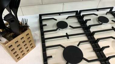 Yeni mutfak iç mekanı misafirlerle tanışmaya hazır. Masa hazırlıkları başlıyor.