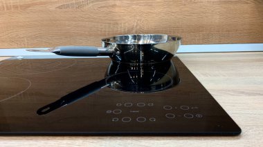 Yeni mutfak iç mekanı misafirlerle tanışmaya hazır. Masa hazırlıkları başlıyor.