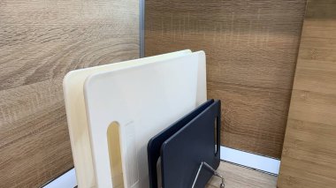 Yeni mutfak iç mekanı misafirlerle tanışmaya hazır. Masa hazırlıkları başlıyor.