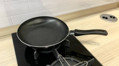 Yeni mutfak iç mekanı misafirlerle tanışmaya hazır. Masa hazırlıkları başlıyor.