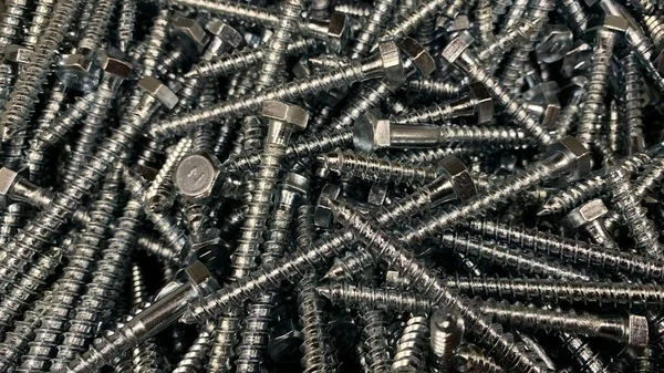 Kendi kendine tıkırdayan vidaları, çivileri, inşaat vidaları, metal ve plastik alçı panoları olan büyük bir depo.