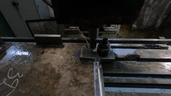 Máquina Moagem Industrial Para Peças Metálicas Nas Quais Capataz Trabalha — Fotografia de Stock