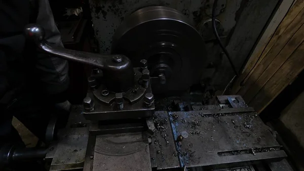 継手の作成のための店の前身が動作する金属のための産業用旋盤 — ストック写真