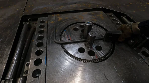 工头工作的金属管及配件工业折弯机 — 图库照片