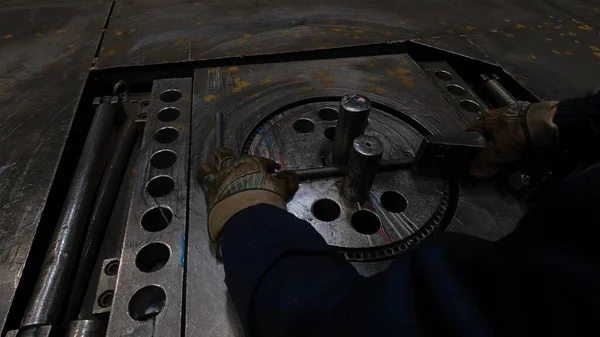Przemysłowa Maszyna Gięcia Rur Kształtek Metalowych Której Pracuje Brygadzista — Zdjęcie stockowe