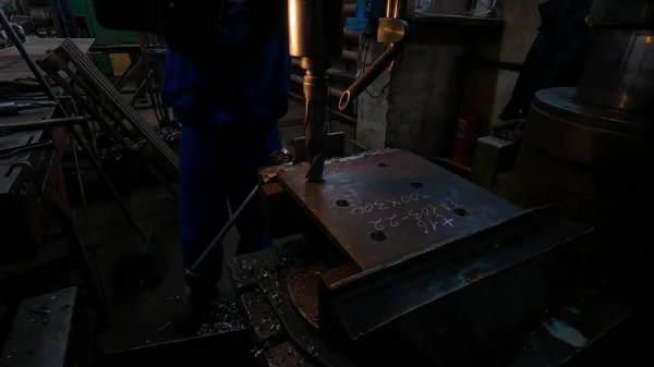 工人在金属钻孔机上工作的工厂 — 图库照片