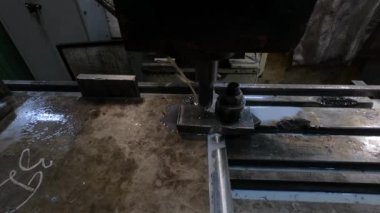 Ustabaşının çalıştığı metal parçaları için endüstriyel öğütme makinesi.