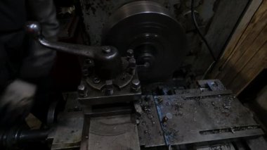 Teçhizat yapımı için ustabaşının çalıştığı metal torna tezgahı.
