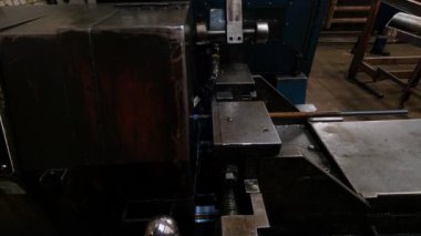 Borularda ve metal parçalarında iplik oluşturmak için endüstriyel metal makine