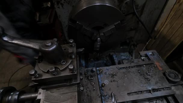 継手の作成のための店の前身が動作する金属のための産業用旋盤 — ストック動画