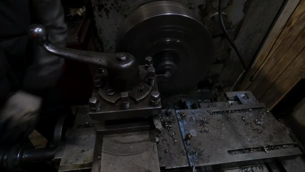 継手の作成のための店の前身が動作する金属のための産業用旋盤 — ストック動画