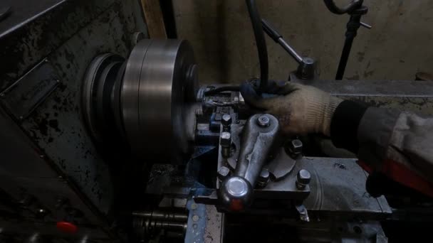 Una Planta Industrial Donde Empleado Trabaja Una Máquina Perforadora Metales — Vídeos de Stock