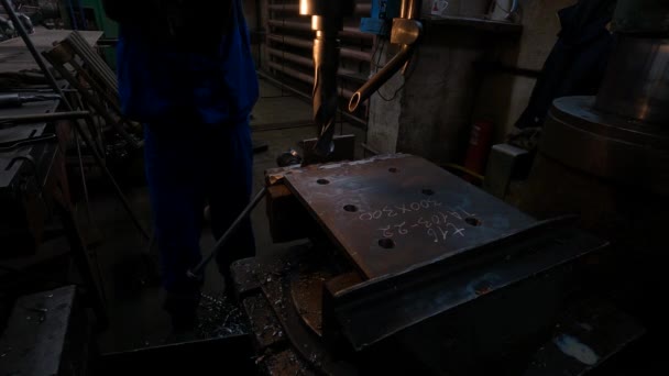 Sebuah Pabrik Industri Mana Seorang Karyawan Bekerja Pada Mesin Pengeboran — Stok Video