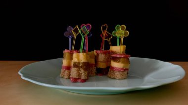 Özel kalıplı kanepelerin hazırlanması ve her zaman evde olan malzemelerden renkli plastik çubuklar.