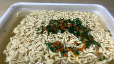 Baharatlı hazır şehriye ve kaynar suyla sebze hazırlıyorum.