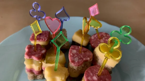 Preparación Canapés Con Moldes Especiales Varillas Plástico Colores Partir Ingredientes — Foto de Stock