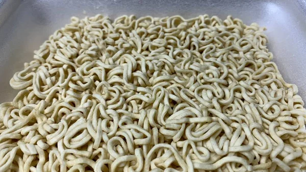 Preparazione Tagliatelle Istantanee Con Spezie Verdure Con Acqua Bollente — Foto Stock