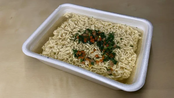 Ζυθοποιία Στιγμιαία Noodles Μπαχαρικά Και Λαχανικά Βραστό Νερό — Φωτογραφία Αρχείου