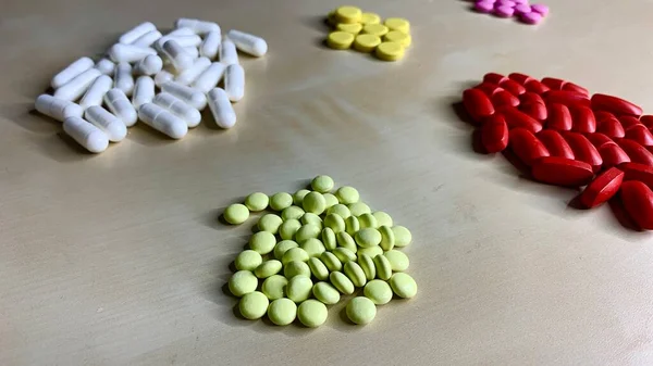 Fájdalomcsillapító Tabletták Különböző Színekben Vakcina Ellenszer Fényes Kapszulában — Stock Fotó