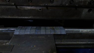 Üretim ustasının çalıştığı metal boşlukların şeklini değiştirmek için bükme makinesi