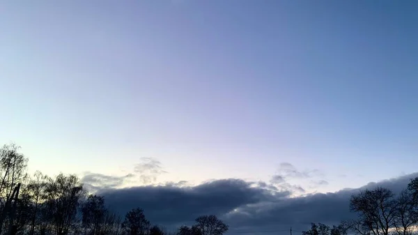 Vroege Zonsondergang Bij Koud Weer Winterblauwe Lucht Met Levenloze Bomen — Stockfoto