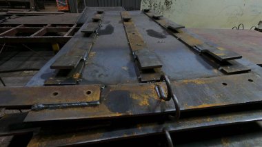 Metal kurusıkı parçaları çelik atölyesinde duruyor.