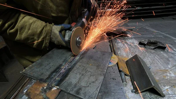 Maestro Del Taller Metal Trabaja Con Amoladora Angular Producción Piezas — Foto de Stock