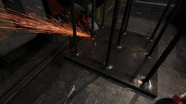 金属工場のマスターは 建設現場のための鋼部品の生産に角度グラインダーで動作します — ストック写真
