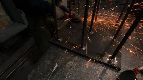 金属工場のマスターは 建設現場のための鋼部品の生産に角度グラインダーで動作します — ストック写真