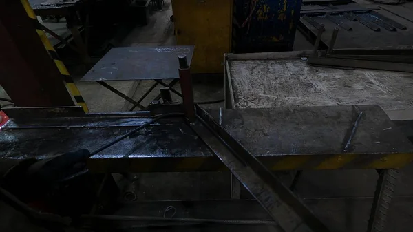 工場内の金属部品の手動曲げ機 — ストック写真