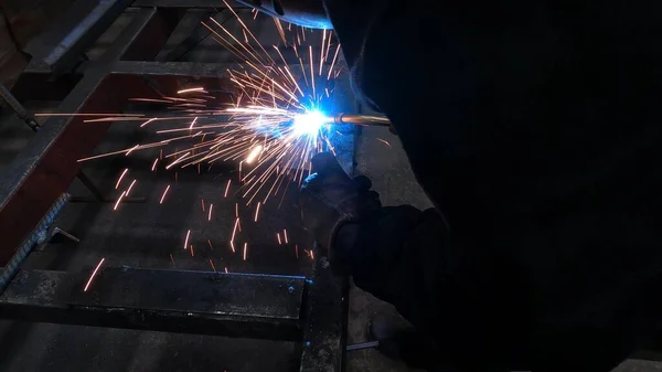 Metal Atölyesi Ustabaşı Kaynak Makinesi Çelik Bölmelerle Çalışır — Stok fotoğraf