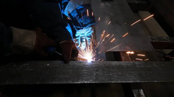 Brygadzista Warsztatów Metalowych Pracuje Maszyną Spawalniczą Stalowymi Kęsami — Zdjęcie stockowe