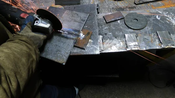 Maestro Del Taller Metal Trabaja Con Amoladora Angular Producción Piezas — Foto de Stock