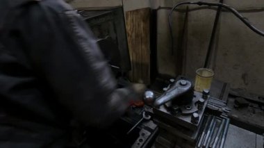 Metal torna iplik metal tüpler için özel bir araçtır