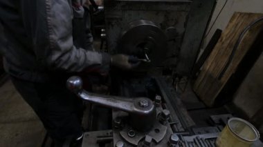 Metal torna iplik metal tüpler için özel bir araçtır