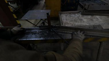 Bir fabrikadaki metal parçaları için elle bükme makinesi.