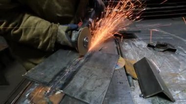 Metal atölyesinin ustası inşaat alanı için çelik parçaları üretiminde çalışıyor.