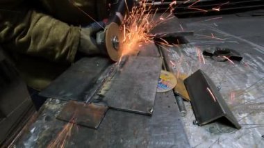 Metal atölyesinin ustası inşaat alanı için çelik parçaları üretiminde çalışıyor.