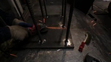 Metal atölyesinin ustası inşaat alanı için çelik parçaları üretiminde çalışıyor.