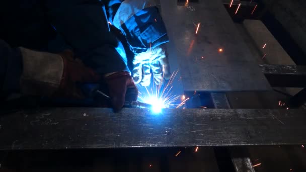 Metalen Werkplaats Voorman Werkt Met Lasmachine Stalen Knuppels — Stockvideo