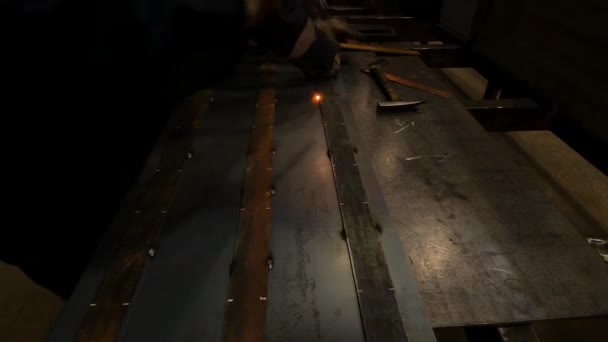 Capataz Del Taller Del Metal Trabaja Con Soldadora Las Palanquillas — Vídeos de Stock