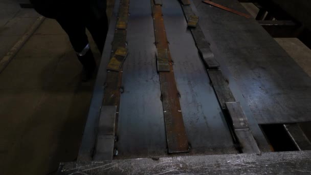 Metalen Werkplaats Voorman Werkt Met Lasmachine Stalen Knuppels — Stockvideo